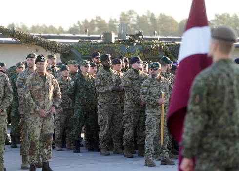 NATO paplašinātās klātbūtnes Latvijā kaujas grupas komandpakļautības maiņas ceremonija Ādažu militārajā bāzē.