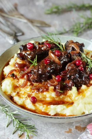 Sautēta liellopa gaļa ar dzērvenēm 