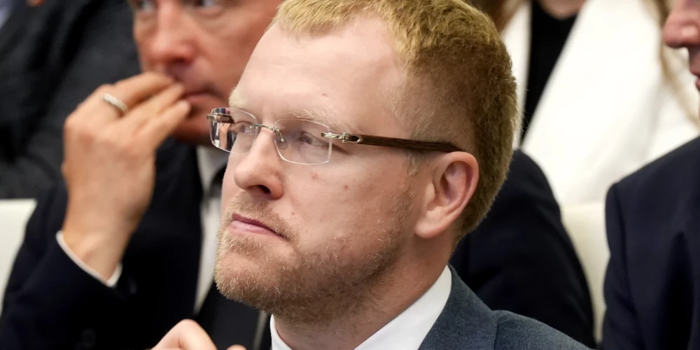 Сам Андрей Элксниньш осудил кражу электричества, однако вопрос о нелегальном подключении на своей семейной собственности призвал задавать жене и тестю.