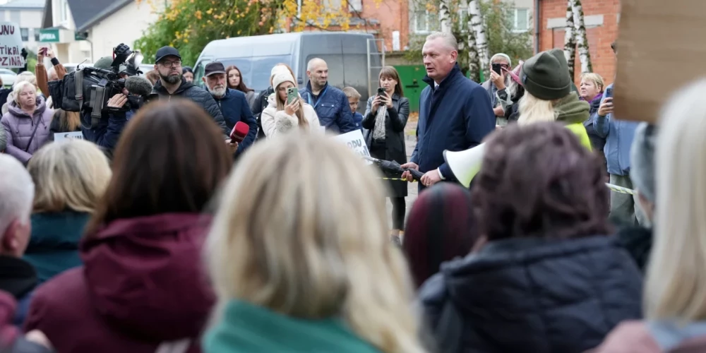 Пикетчики требуют отставки начальника Бауской муниципальной полиции.