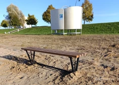 На берегу реки Лиелупе в Елгаве установлена скамейка, чтобы зимним купальщикам было удобнее