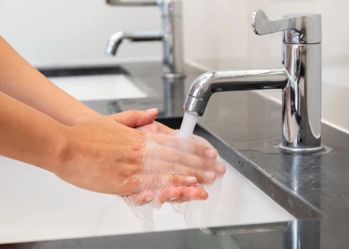 Ūdeni nāksies lietot taupīgāk, lai neciestu maciņš (foto: Shutterstock)