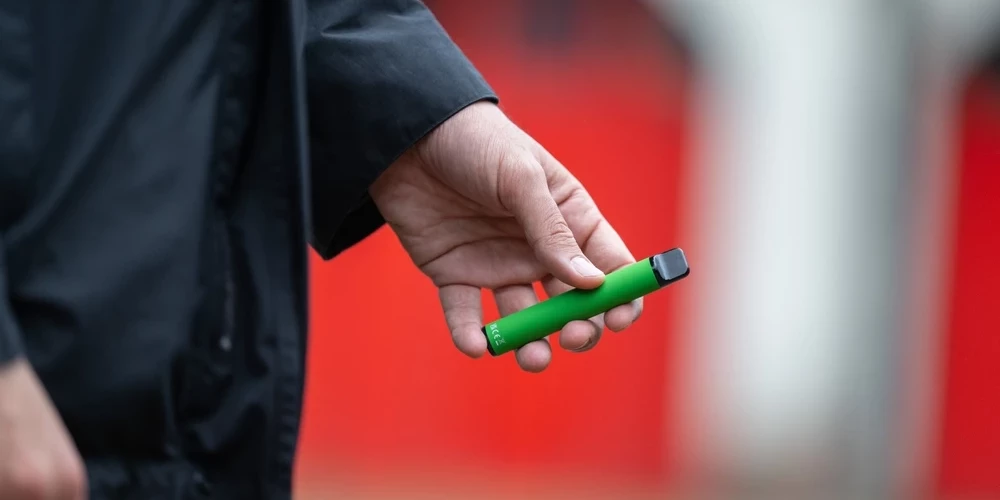 Lai gan veipošana parasti tiek uzskatīta par drošāku alternatīvu smēķēšanai un dažreiz pat tiek ieteikta tās atmešanai, pētījumi ir atklājuši, ka aptuveni 8 procenti pieaugušo ir sākuši veipot, nekad iepriekš nesmēķējot.