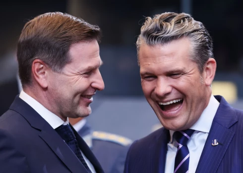Igaunijas aizsardzības ministrs Hanno Pevkurs un ASV aizsardzības ministrs Pīts Hegsets NATO mītnē Briselē 2025. gada 15. oktobrī (foto: Scanpix / AP)