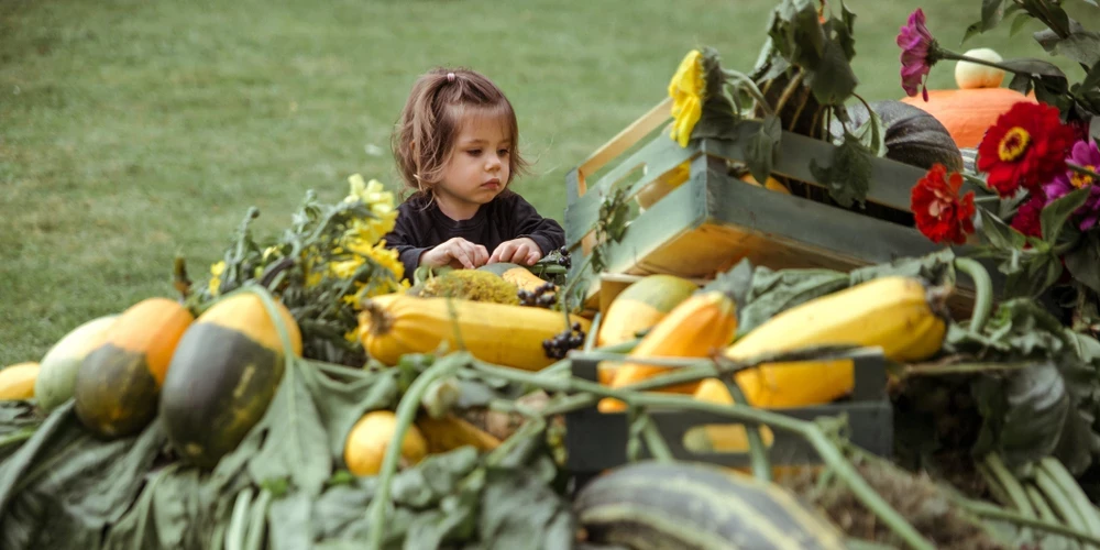 Laulātais, kas nav bērna bioloģiskais vecāks, var piedalīties bērna ikdienas aprūpē, ja tas notiek ģimenes kopdzīvē un ir saskaņā ar bērna interesēm. Taču tas ir brīvprātīgi un neuzliek juridiskus pienākumus. (Ilustratīvs foto)