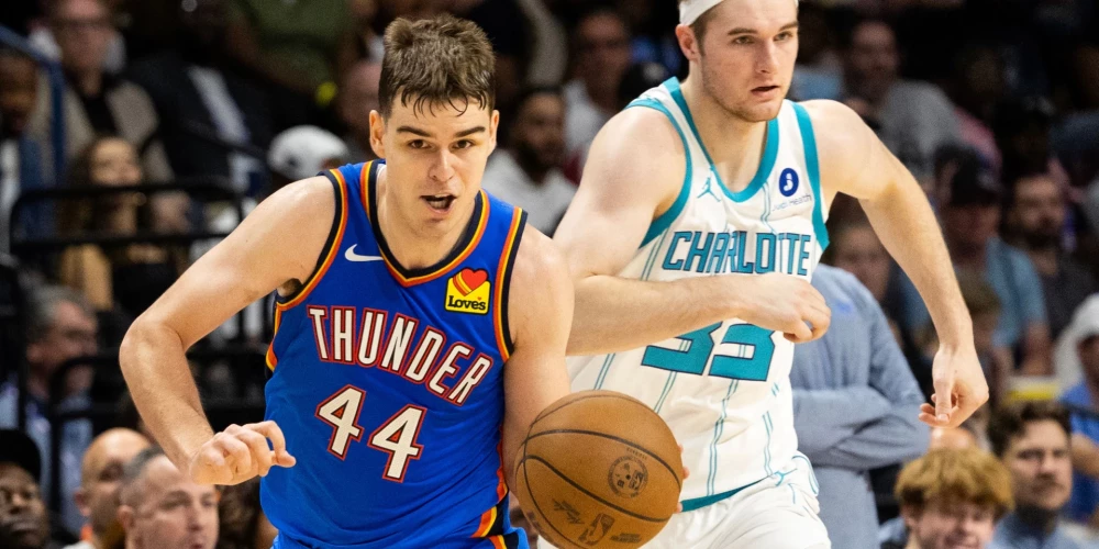 Nikola Topičs "Thunder" pirmssezonas spēlē pret "Hornets" (foto: Scanpix / AP)