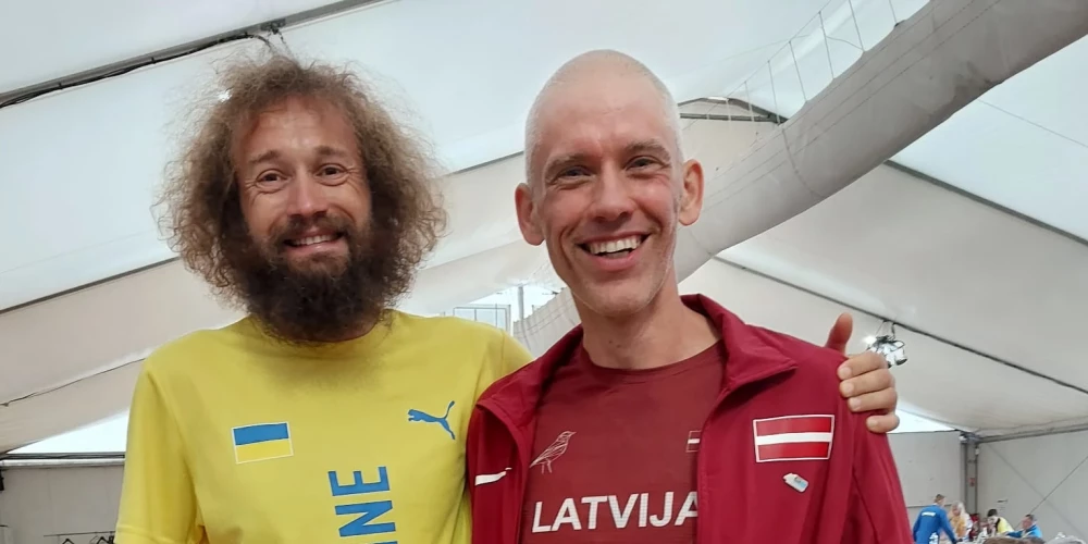 Ultramaratonists Matīss Vecvagaris kopā ar pasaules čempionu Andriju Thačuku.