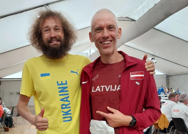 Ultramaratonists Matīss Vecvagaris kopā ar pasaules čempionu Andriju Thačuku.