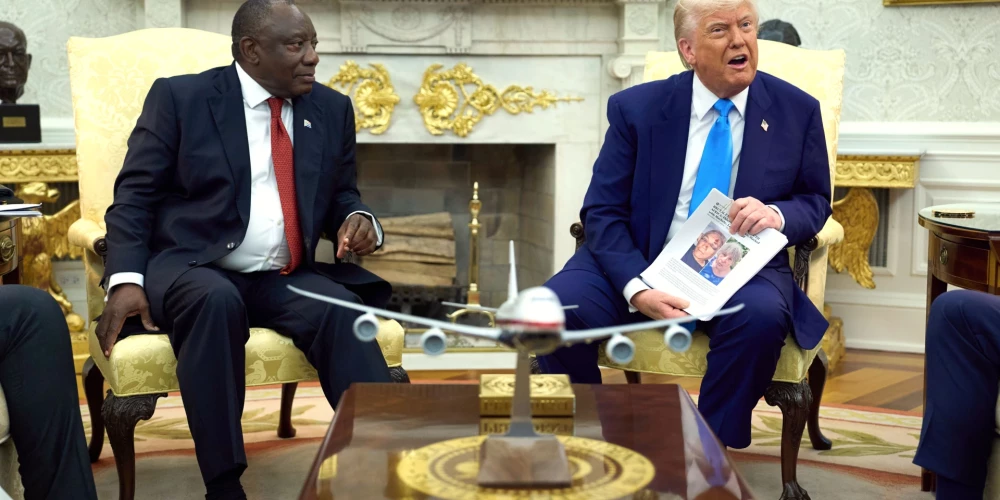 ASV prezidents Donalds Tramps stāsta DĀR prezidentam Sirilam Ramafosam par baltādaino vajāšanu ciņa valstī (Scanpix / AP)