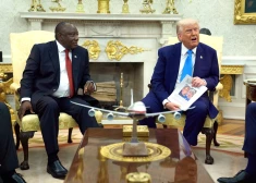 Tramps aizcērt durvis bēgļiem: turpmāk ASV uzņems 16 reižu mazāk, galvenokārt baltādainos no Dienvidāfrikas