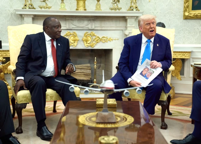 Tramps aizcērt durvis bēgļiem: turpmāk ASV uzņems 16 reižu mazāk, galvenokārt baltādainos no Dienvidāfrikas