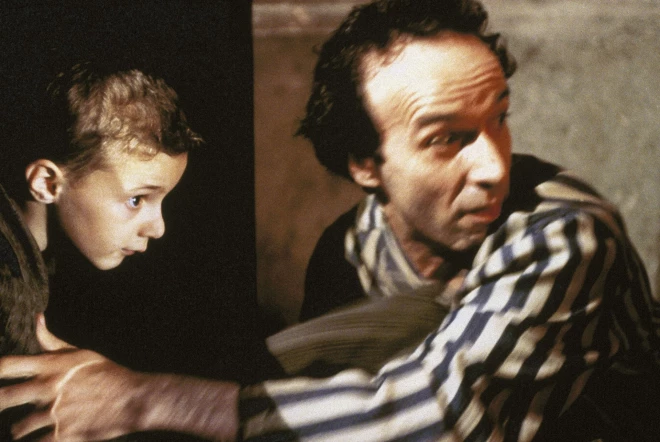 Роберто Бениньи и Джорджо Кантарини в фильме "Жизнь прекрасна"