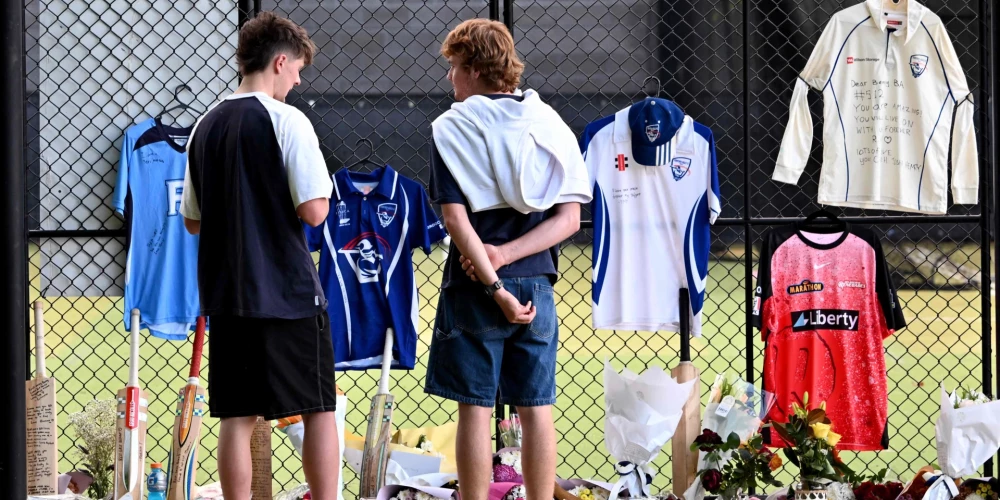 Pie treniņlaukuma, kur Bens Ostins tika nāvējoši ievainots, ļaudis noliek ziedus