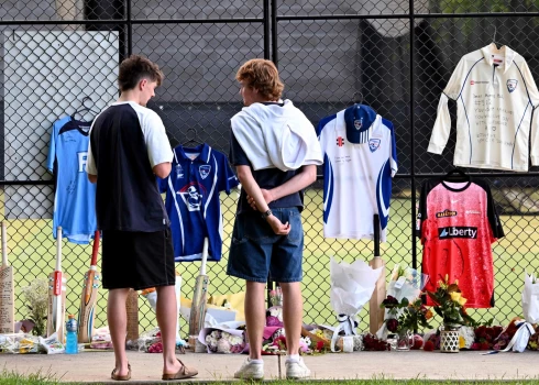 Pie treniņlaukuma, kur Bens Ostins tika nāvējoši ievainots, ļaudis noliek ziedus