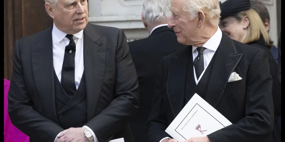 Lielbritānijas karalis Čārlzs III ar savu jaunāko brāli Endrū.