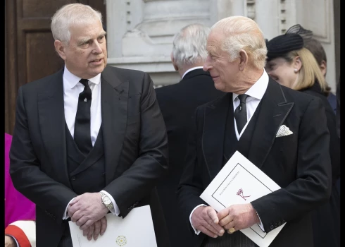 Lielbritānijas karalis Čārlzs III ar savu jaunāko brāli Endrū.