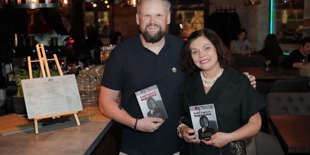 Ritas Lasmanes un Helmuta Bēķa erotiskā romāna "Kāds, kuru es nepazīstu" atvēršana kokteiļbārā "Zalktis" (foto: Mārtiņš Ziders)