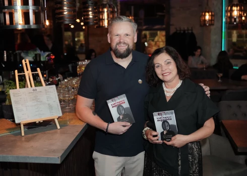 Ritas Lasmanes un Helmuta Bēķa erotiskā romāna "Kāds, kuru es nepazīstu" atvēršana kokteiļbārā "Zalktis" (foto: Mārtiņš Ziders)