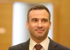 Стакис входит в галерею мэров Риги с фотопортретом вместо картины