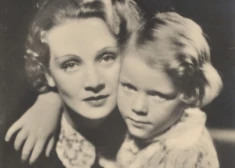 Mirusi seksa simbola Marlēnas Dītrihas meita; abu attiecības bija ļoti sarežģītas