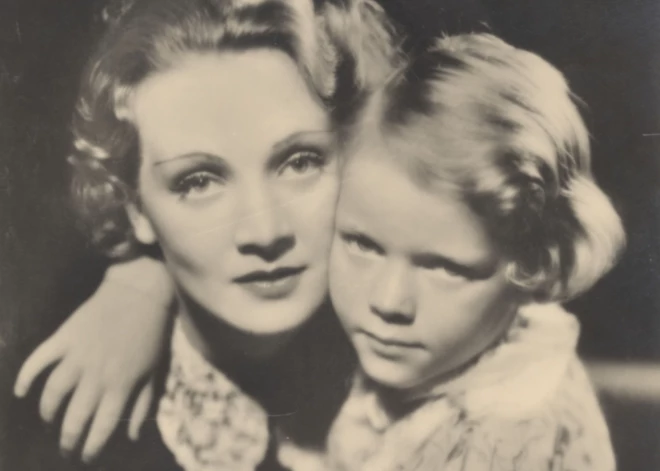 Mirusi seksa simbola Marlēnas Dītrihas meita; abu attiecības bija ļoti sarežģītas