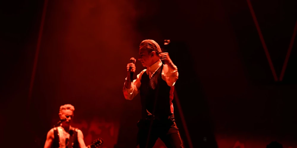 "Depeche Mode" turnejas "Memento Mori" laikā Gāns, Mārtins Gors un pavadošā grupa uzstājās 112 koncertos visā pasaulē, pulcējot vairāk nekā trijus miljonus fanu