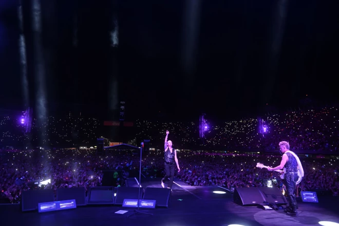 "Depeche Mode" turnejas "Memento Mori" laikā Gāns, Mārtins Gors un pavadošā grupa uzstājās 112 koncertos visā pasaulē, pulcējot vairāk nekā trijus miljonus fanu