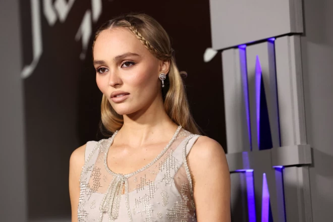 Lilija-Rouza Depa pozē rādot "Z paaudzes smaidu".