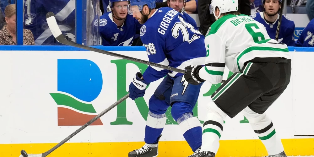 Zemgus Girgensons cīņā pie apmales ar Līanu Bihselu. 