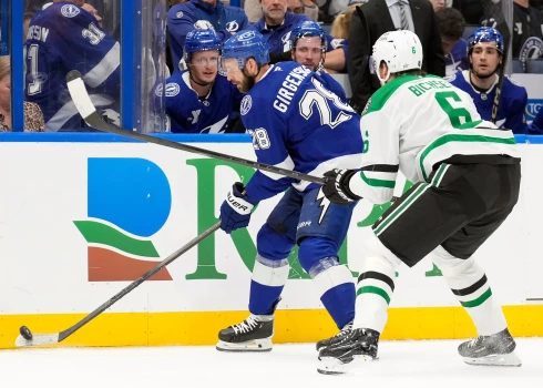 Zemgus Girgensons cīņā pie apmales ar Līanu Bihselu. 