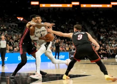 Sanantonio "Spurs" basketbolisti aizvada turpina vēsturiski labāko sezonas sākumu; arī čempioni turpina perfekti