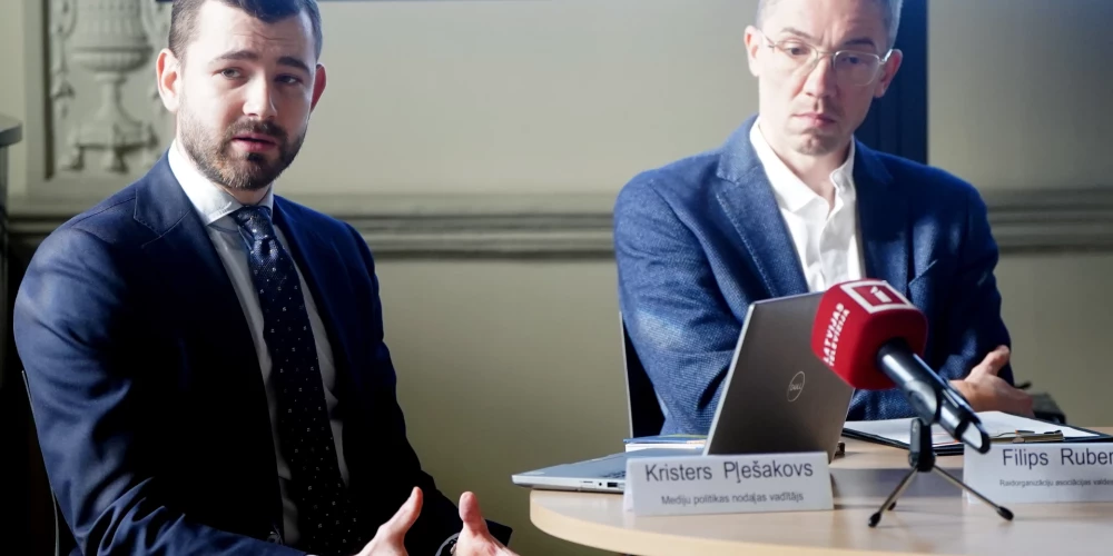 Latvijas Raidorganizāciju asociācijas izpilddirektors Kristers Pļešakovs (no kreisās).