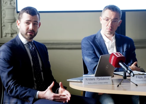 Latvijas Raidorganizāciju asociācijas izpilddirektors Kristers Pļešakovs (no kreisās).