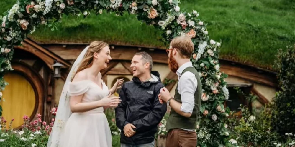 Elija Vuds pārsteidz jaunlaulātos Jaunzēlandē.