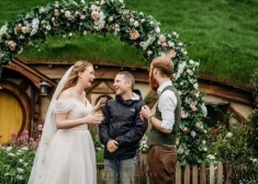 Kāzas kā no pasakas: pāri “Hobitu ciematā” pārsteidz pats Frodo Baginss