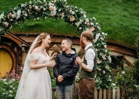 Elija Vuds pārsteidz jaunlaulātos Jaunzēlandē.