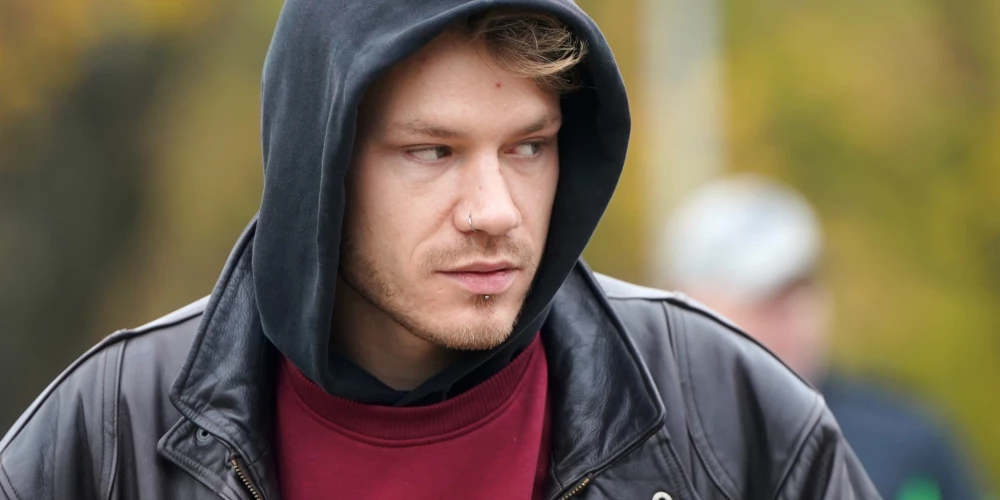 Nošauto suņu saimnieks, saimniecības "Modra olas" īpašnieks pie Bauskas novada domes ēkas, kur notiek pikets saistībā ar triju suņu nošaušanu Brunavas pagastā.