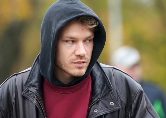 Nošauto suņu saimnieks, saimniecības "Modra olas" īpašnieks pie Bauskas novada domes ēkas, kur notiek pikets saistībā ar triju suņu nošaušanu Brunavas pagastā.