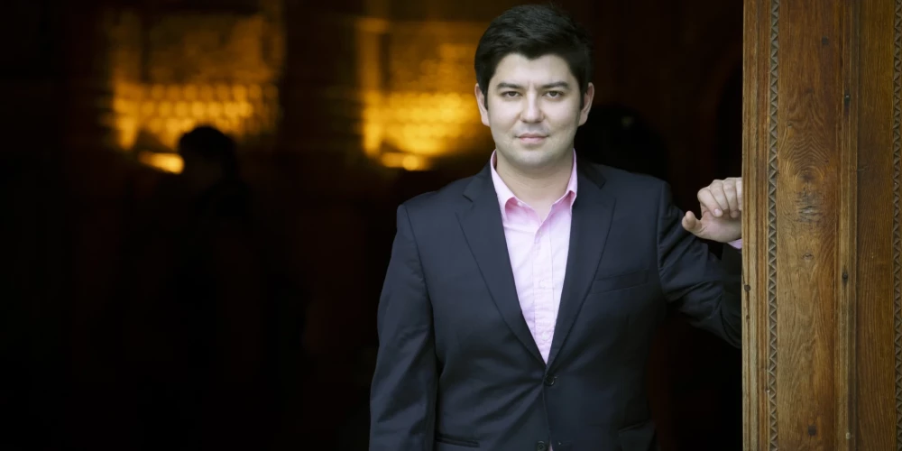 Kritiķi vienbalsīgi atzīst – Bezhodam Abduraimovam īpaši piestāv kaislīga un tehniski izaicinoša mūzika.