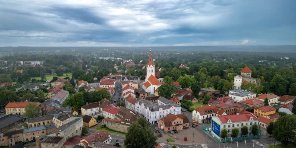 Piešķirt vecām ēkām jaunu dzīvi: Cēsīs testēs aprites būvniecības risinājumus. 