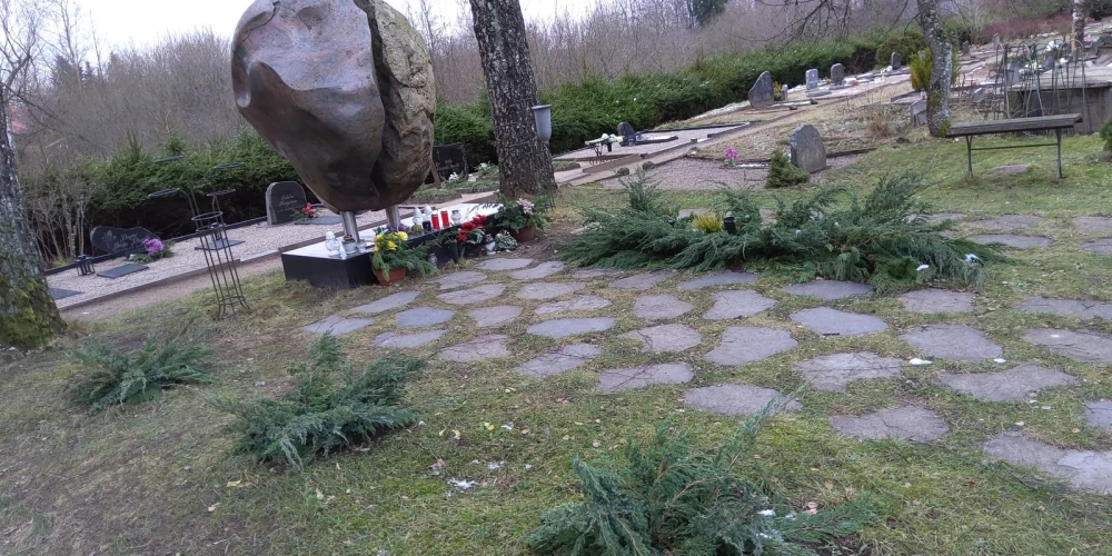 Aizputes Misiņkalna kapsētā apbedītā dziedātāja Mārtiņa Freimaņa (1977–2011) kapavietu grezno liela, divās daļās lauzta akmens sirds.