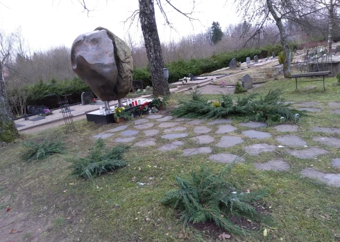 Aizputes Misiņkalna kapsētā apbedītā dziedātāja Mārtiņa Freimaņa (1977–2011) kapavietu grezno liela, divās daļās lauzta akmens sirds.