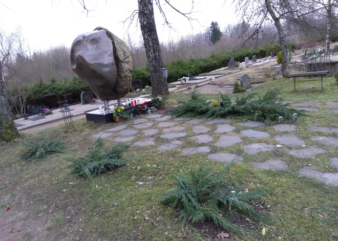 Kapu tūrisms: arī Latvijā ir ļaudis, kuri kapsētas apmeklē ne vien aizgājušo tuvinieku dēļ - un tur ir ko redzēt