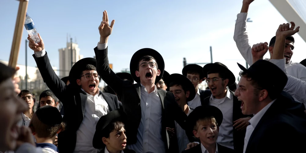 Демонстранты, преимущественно мужчины в традиционных чёрных костюмах и шляпах, заполнили улицы и дороги Иерусалима.