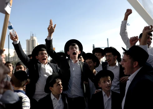 Демонстранты, преимущественно мужчины в традиционных чёрных костюмах и шляпах, заполнили улицы и дороги Иерусалима.