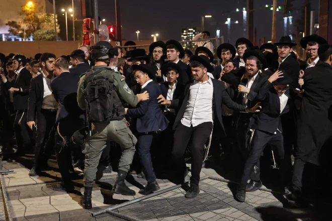 Раньше мужчины-ультраортодоксы, полностью посвятившие себя изучению Торы, освобождались от обязательной военной службы. Однако теперь это может измениться. 