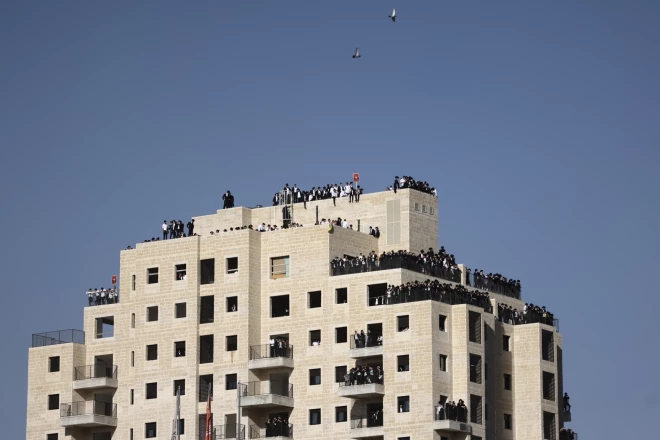 Во время беспорядков демонстранты забирались на высотные здания, и с одного из них упал и разбился юноша.