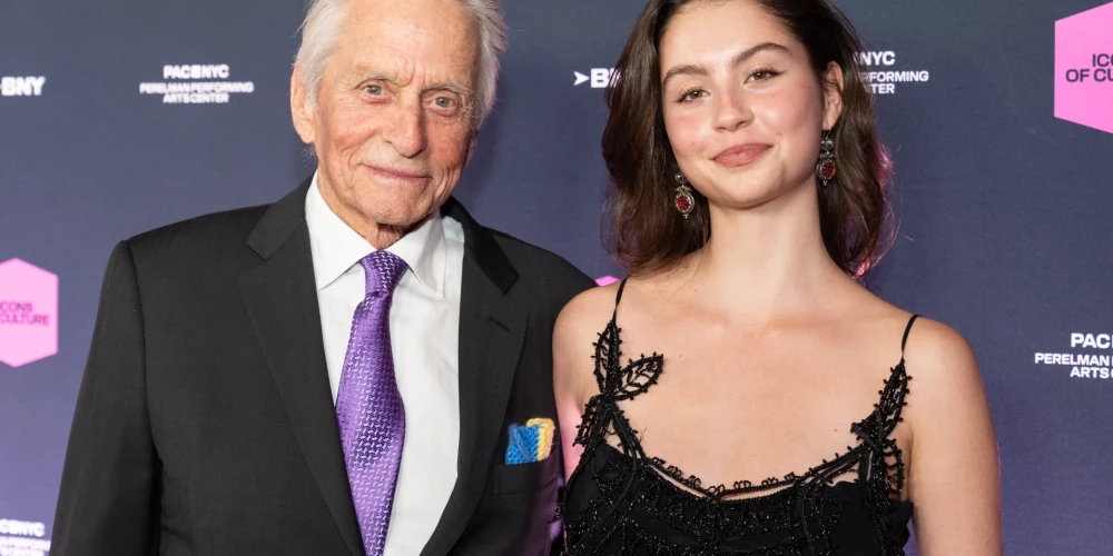 Maikls Duglass ar meitu Kerisu 2025. gada 28. oktobrī apmeklēja “Kultūras ikonu” gala pasākumā Ņujorkā.