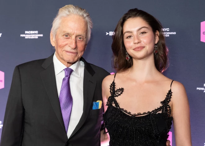 Maikls Duglass ar meitu Kerisu 2025. gada 28. oktobrī apmeklēja “Kultūras ikonu” gala pasākumā Ņujorkā.