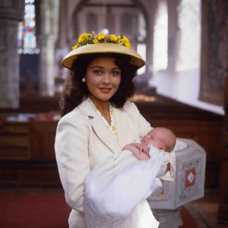 Ketrīna Zeta-Džounsa 1992. gadā seriālā “The Darling Buds of May”.